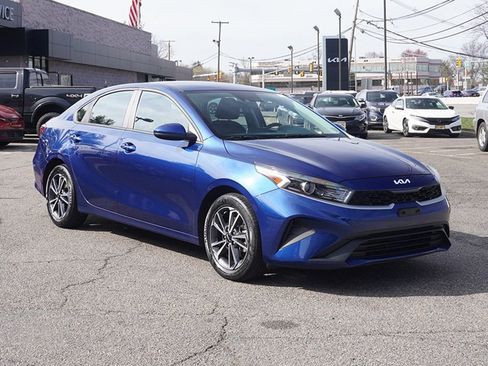 Used 2023 Kia Forte LXS image 2