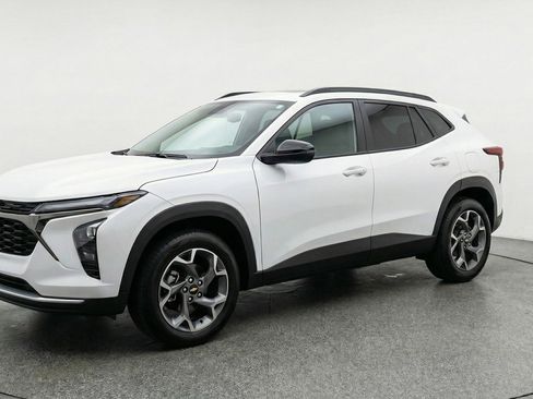 Used 2025 Chevrolet Trax LT FWD image 3
