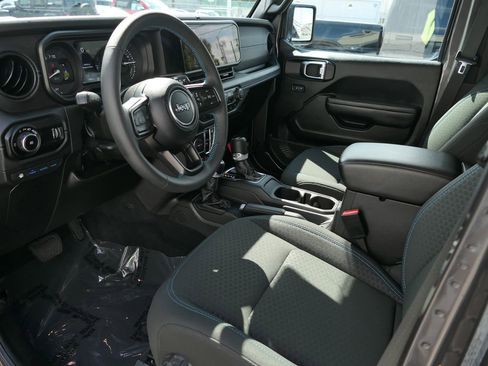 Used 2025 Jeep Wrangler Unlimited Rubicon 4xe w/ Safety Group AWD/4WD image 13