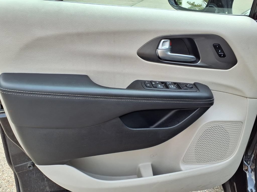 Used 2024 Chrysler Pacifica Touring-L FWD image 17