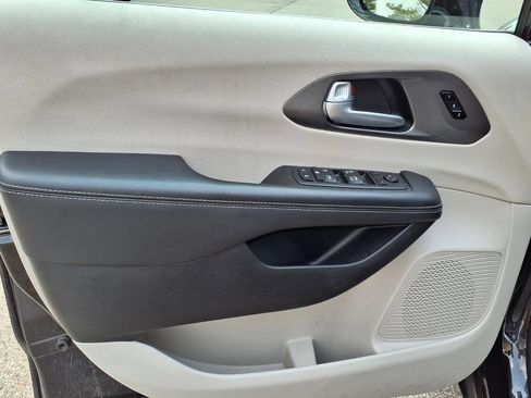 Used 2024 Chrysler Pacifica Touring-L FWD image 17