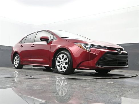 Used 2025 Toyota Corolla LE image 24