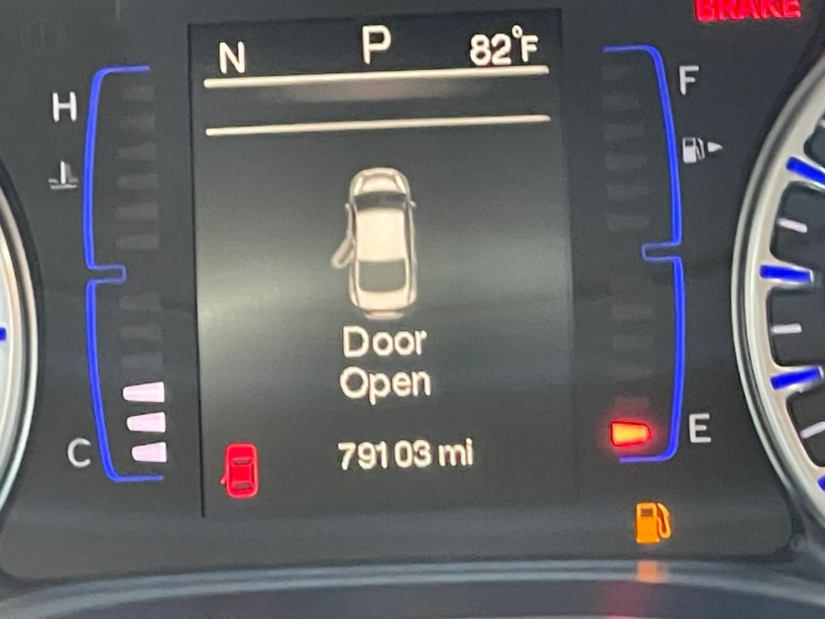 Used 2015 Chrysler 200 Limited FWD image 17
