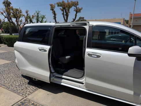 Used 2023 Toyota Sienna XLE FWD image 22
