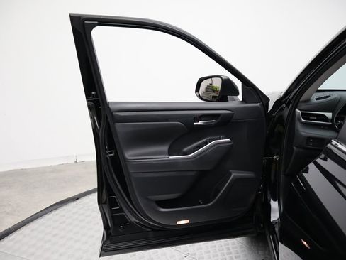 Used 2023 Toyota Highlander XLE image 16