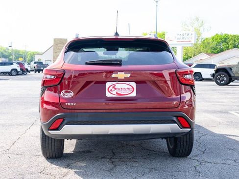 Used 2025 Chevrolet Trax LT FWD image 4