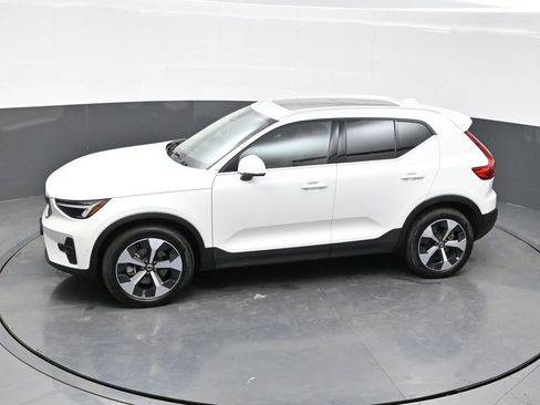 Used 2025 Volvo XC40 B5 Plus AWD/4WD image 33