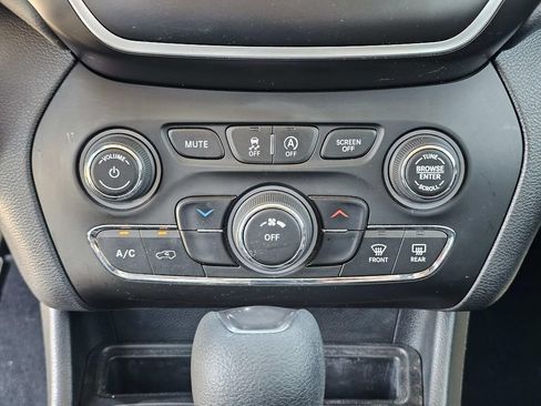 Used 2021 Jeep Cherokee Latitude FWD image 32