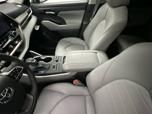 Certified 2024 Toyota Highlander XLE AWD/4WD image 15