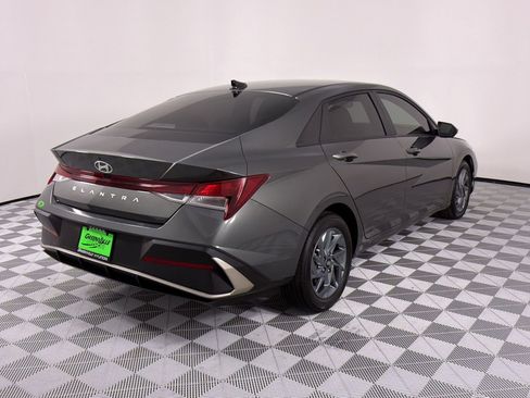 Used 2024 Hyundai Elantra SEL FWD image 9