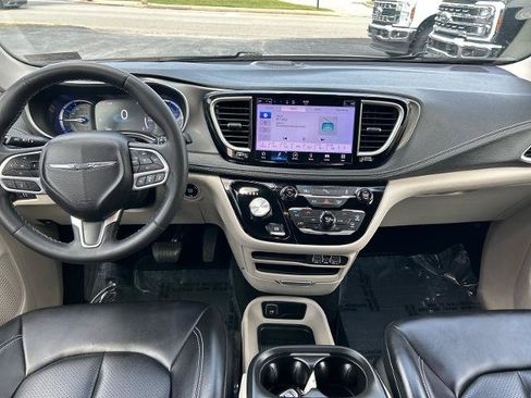 Used 2023 Chrysler Pacifica Touring-L FWD image 6