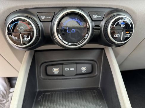 Used 2024 Hyundai Venue SEL FWD image 14