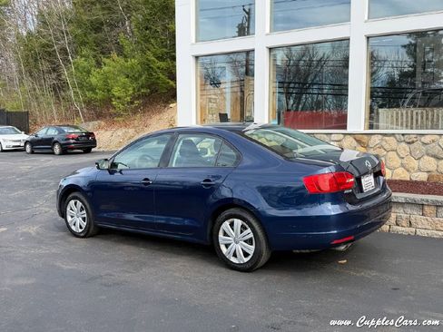 Used 2012 Volkswagen Jetta SE FWD image 3
