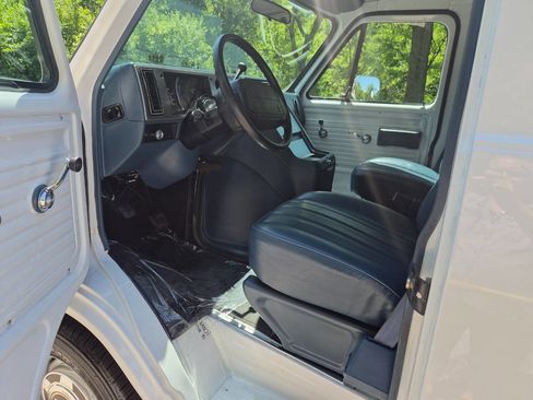 Used 1995 Chevrolet G20 RWD image 9