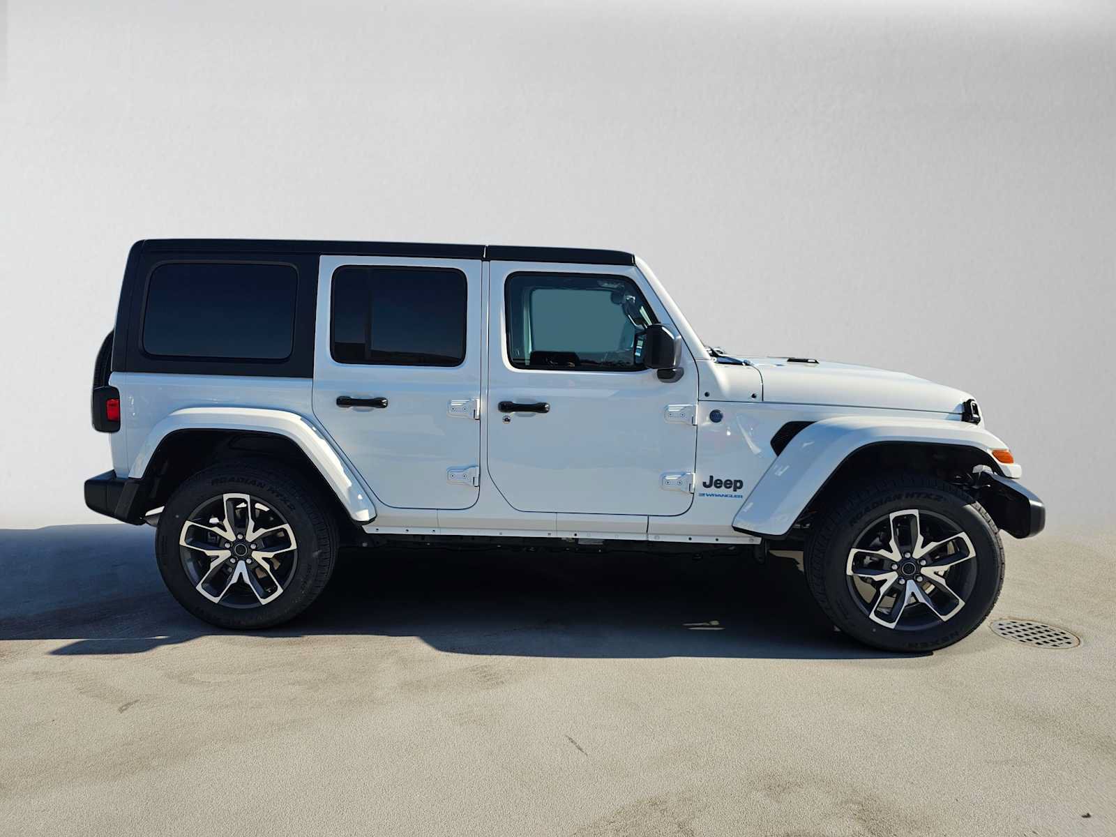 Used 2024 Jeep Wrangler Unlimited w/ Convenience Group AWD/4WD image 2