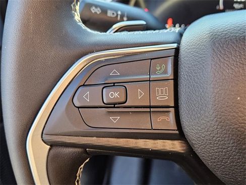 Used 2025 Jeep Grand Cherokee Laredo image 24