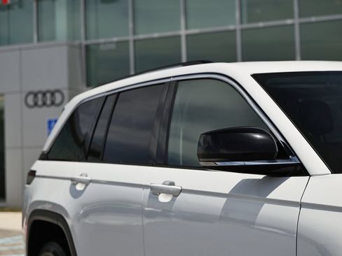 Used 2024 Jeep Grand Cherokee Limited 4xe AWD/4WD image 3
