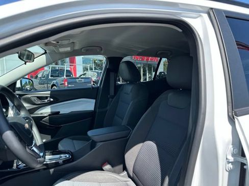 Used 2024 Chevrolet Trax LT w/ Driver Confidence Package FWD image 11