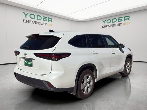 Used 2024 Toyota Highlander LE AWD/4WD image 7