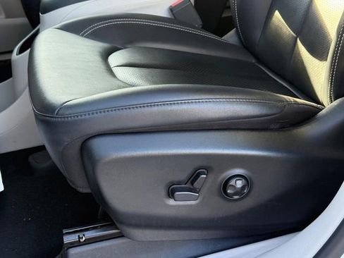 Used 2024 Chrysler Pacifica Touring-L image 28