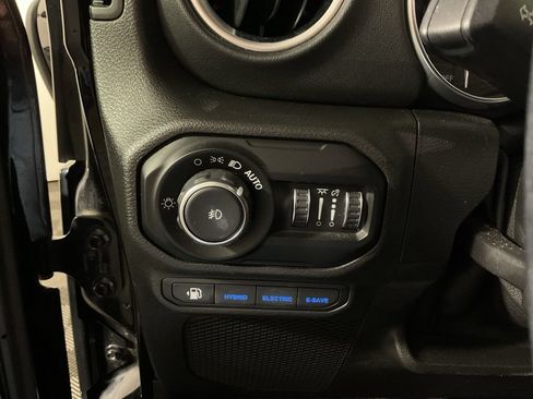 Used 2021 Jeep Wrangler Unlimited Sahara w/ Cold Weather Group AWD/4WD image 30