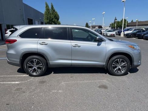 Used 2019 Toyota Highlander LE AWD/4WD image 4