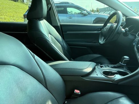 Used 2022 Toyota Camry XLE FWD image 9