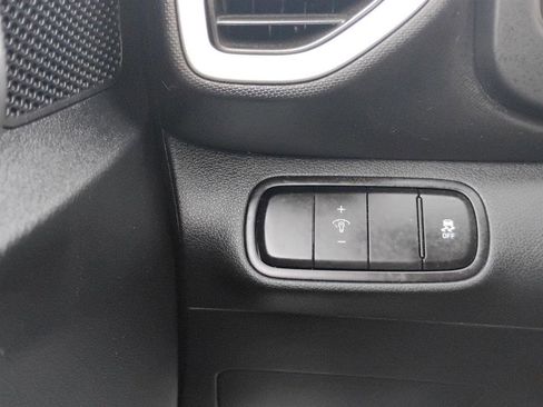 Used 2025 Hyundai Venue SEL FWD image 27