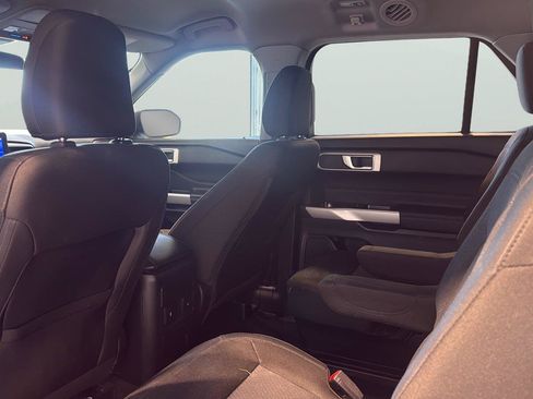 Used 2023 Ford Explorer XLT AWD/4WD image 18