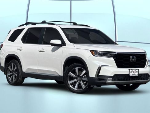 Certified 2023 Honda Pilot Touring image 2
