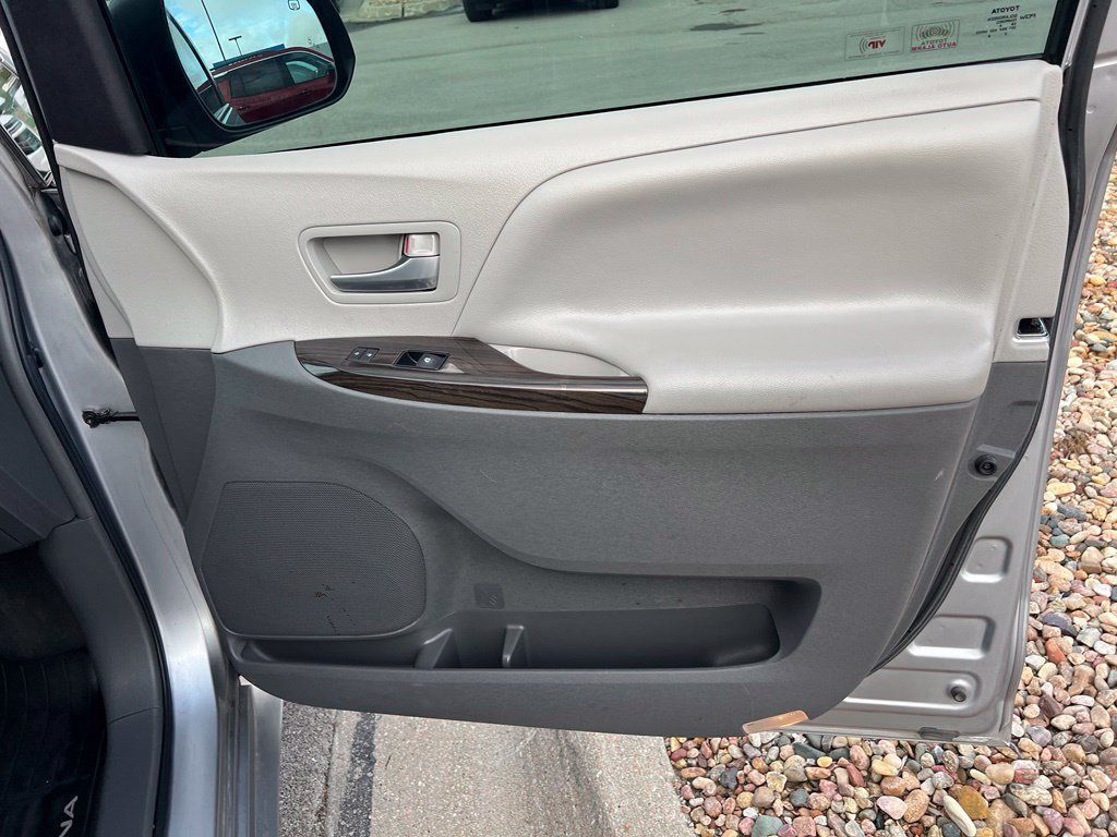 Used 2017 Toyota Sienna FWD image 27