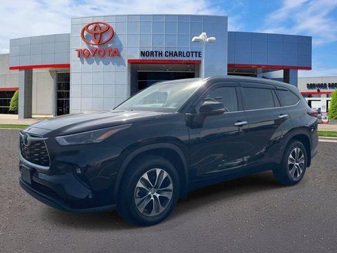 Used 2023 Toyota Highlander XLE AWD/4WD image 5