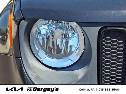 Used 2016 Jeep Renegade Latitude AWD/4WD image 11