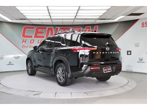 Used 2025 Nissan Pathfinder SV image 4