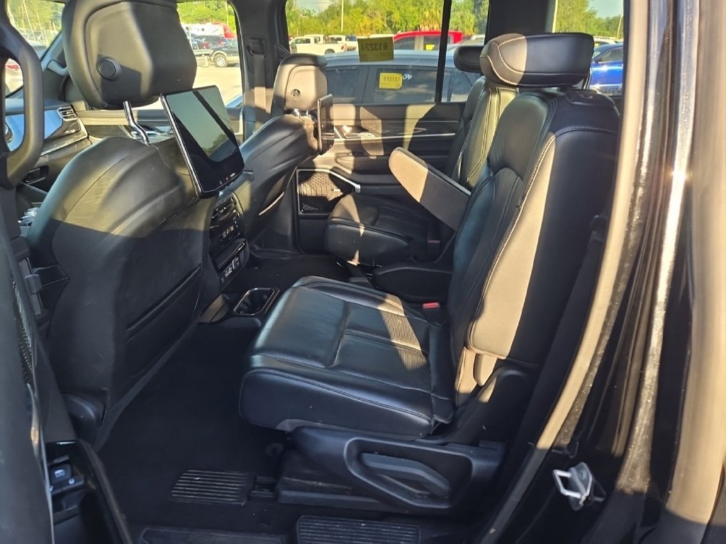 Used 2022 Jeep Wagoneer Series III w/ Premium Group I AWD/4WD image 6