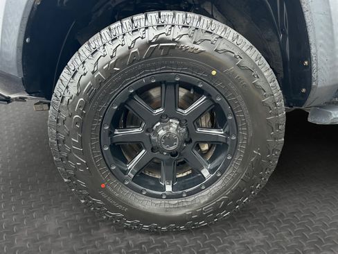 Used 2017 Toyota Tacoma TRD Off-Road w/ Tow Package (A/T) AWD/4WD image 9