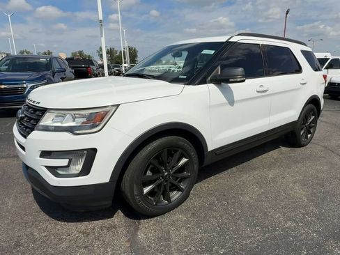 Used 2017 Ford Explorer XLT w/ Equipment Group 202A FWD image 4