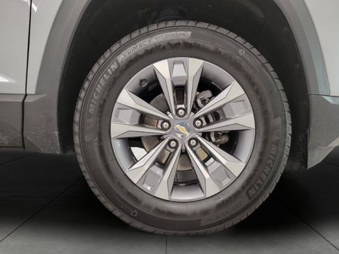 Used 2025 Chevrolet Equinox LT AWD/4WD image 3