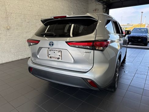 Used 2023 Toyota Highlander XLE AWD/4WD image 7
