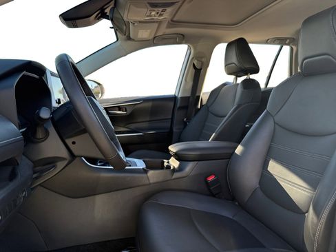 Used 2023 Toyota RAV4 XLE Premium image 9