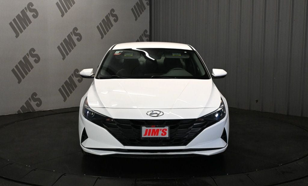 Used 2021 Hyundai Elantra SE FWD image 2
