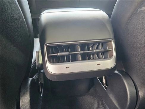 Used 2024 Tesla Model Y Long Range AWD/4WD image 18