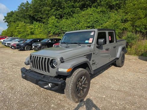 Used 2023 Jeep Gladiator Sport AWD/4WD image 3