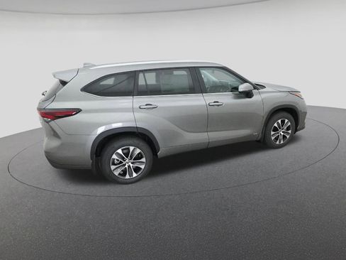 New 2026 Toyota Highlander XLE image 2