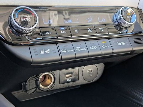 Used 2025 Hyundai Elantra Limited image 23