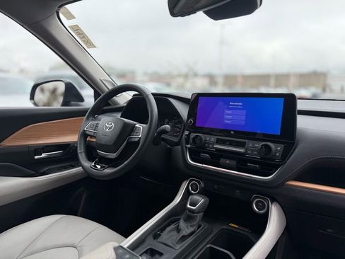 Certified 2025 Toyota Grand Highlander AWD image 23
