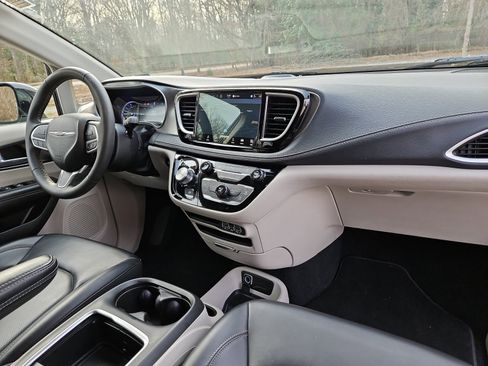 Used 2024 Chrysler Pacifica Select image 16