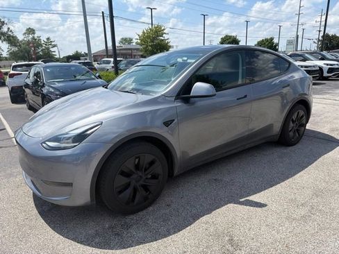 Used 2024 Tesla Model Y Long Range RWD image 2
