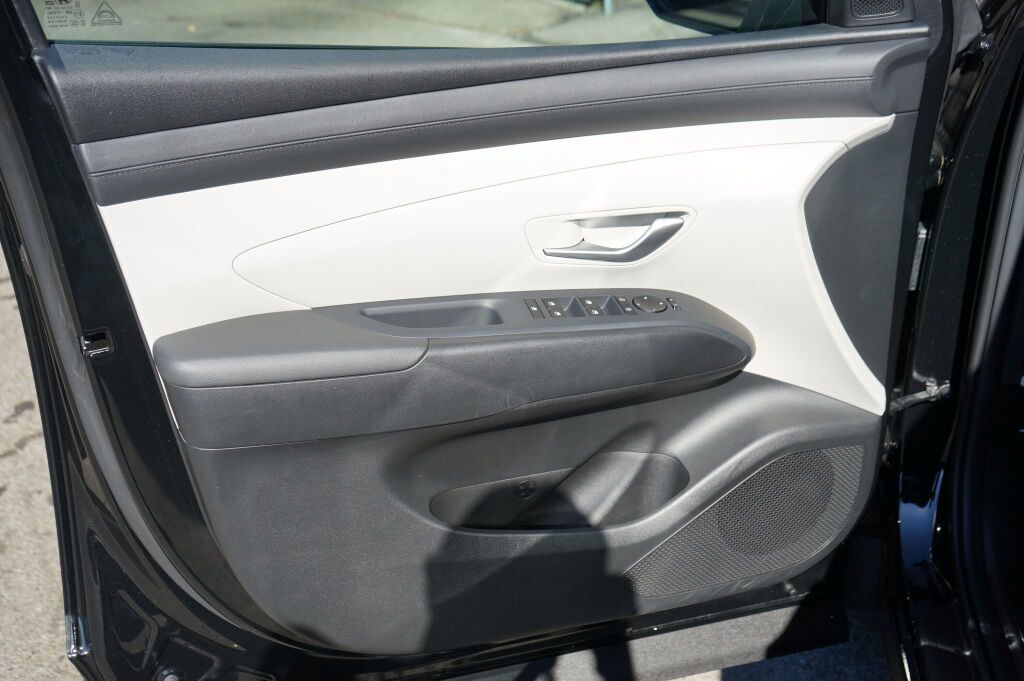 Used 2025 Hyundai Tucson SE FWD image 14
