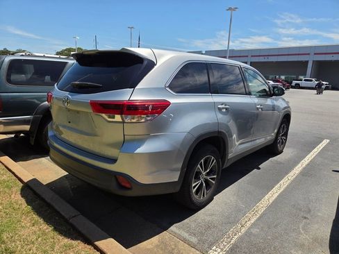Used 2019 Toyota Highlander LE FWD image 9